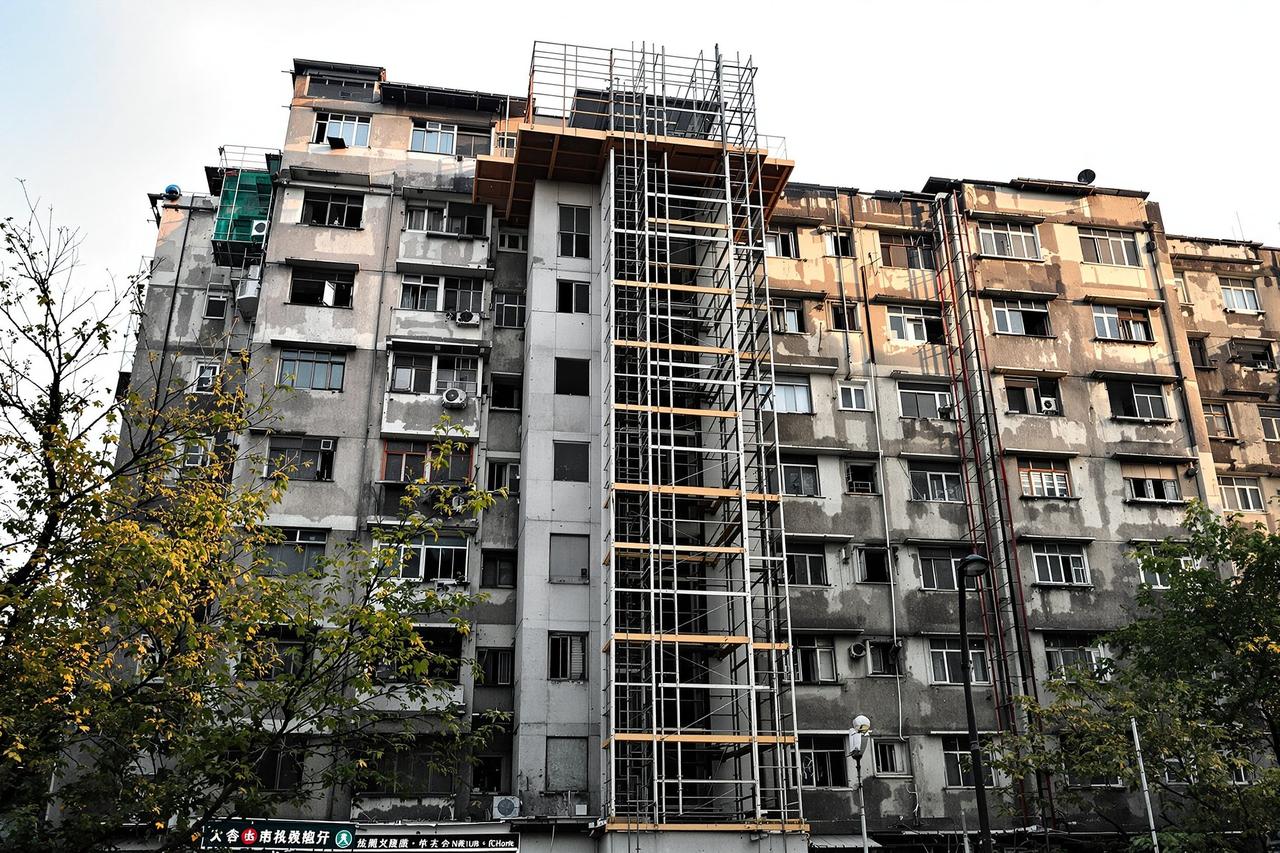 今日有瓜 - 某城市老旧小区加装电梯陷入僵局,一楼住户喊出天价补偿引争议 某城市老旧小区加装电梯陷入僵局,一楼住户喊出天价补偿引争议
